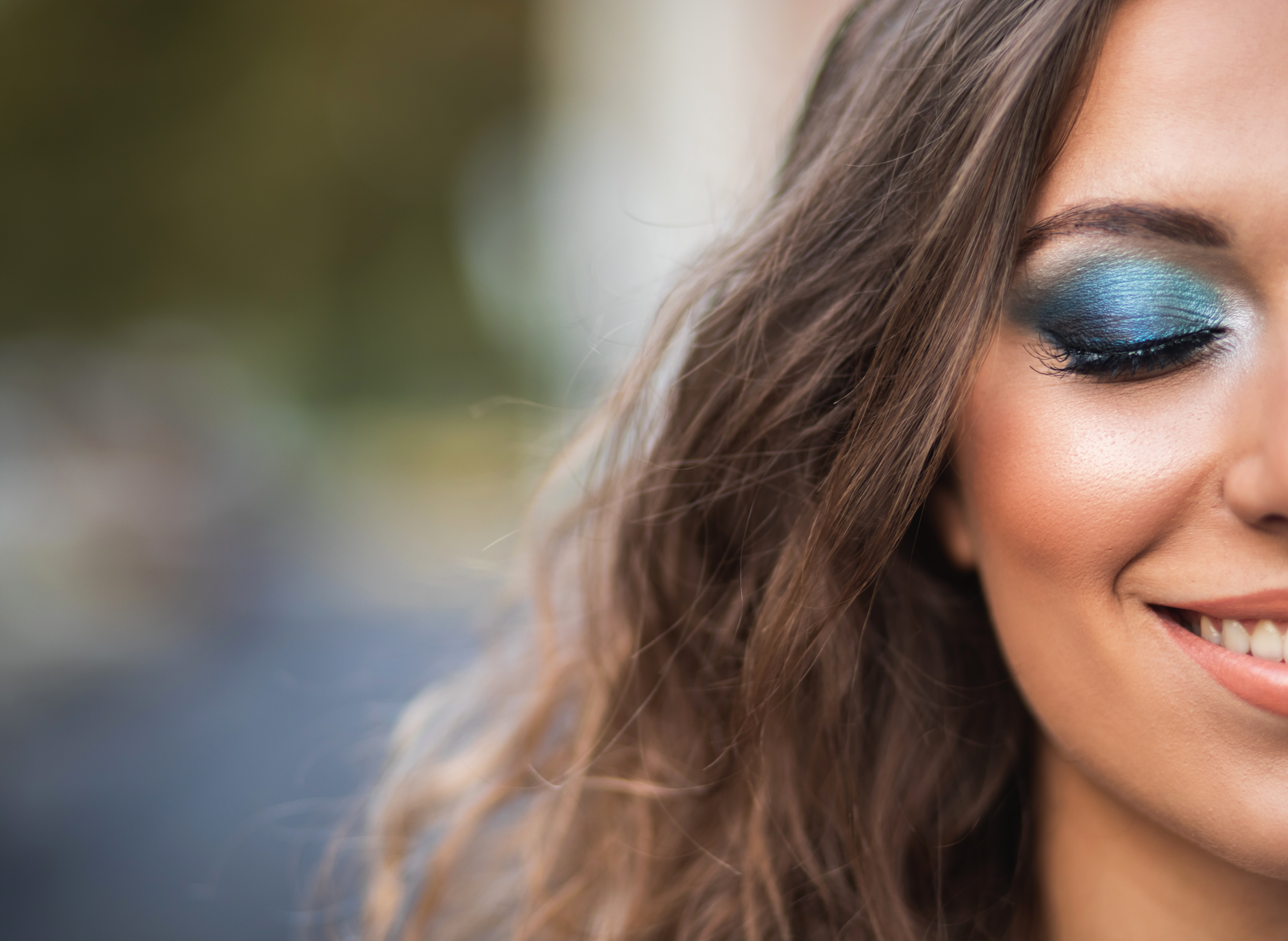 Person wearing eye shadow made with the best ingredients